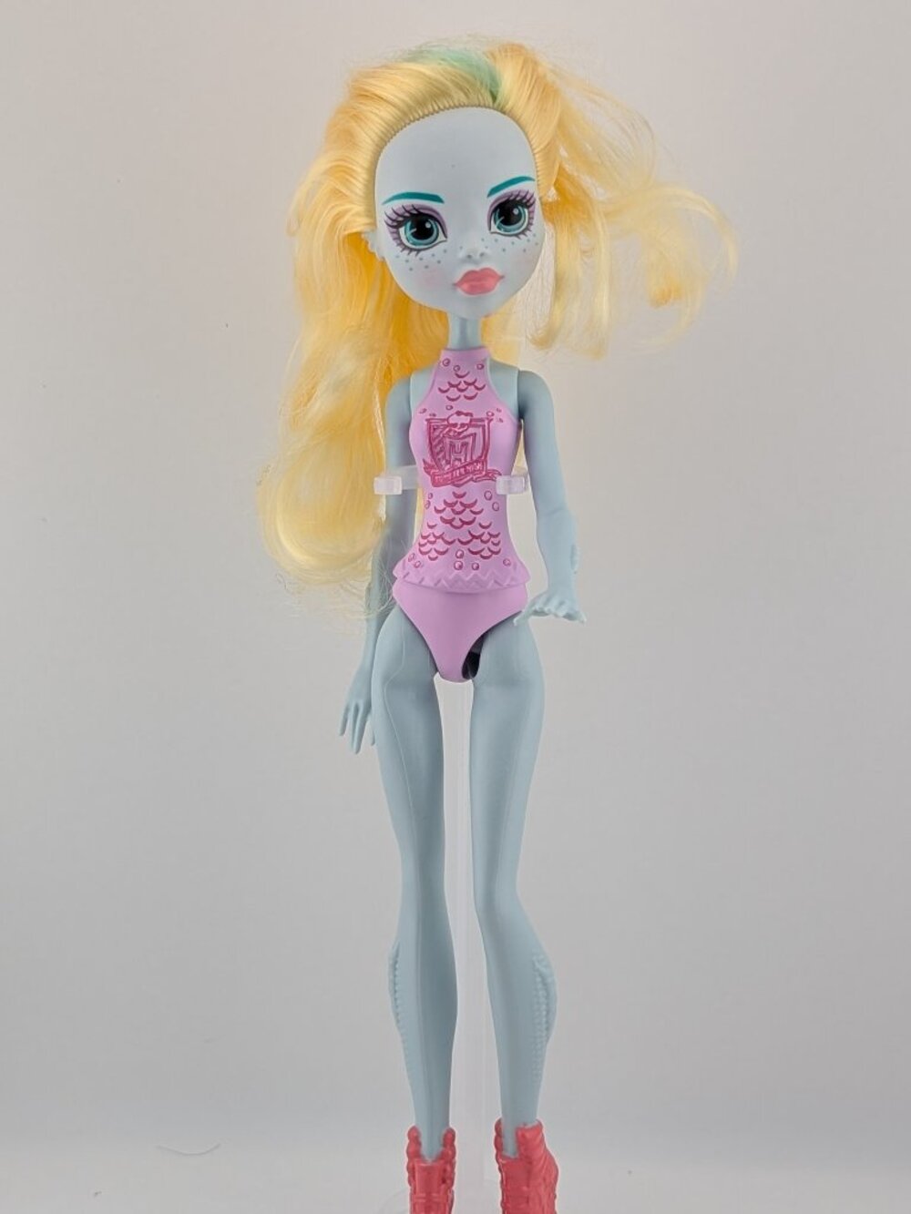Monster High Lagoona Blue DYC32 Doll 2016 – Ghoul Spirit Pink Top & Red Boots